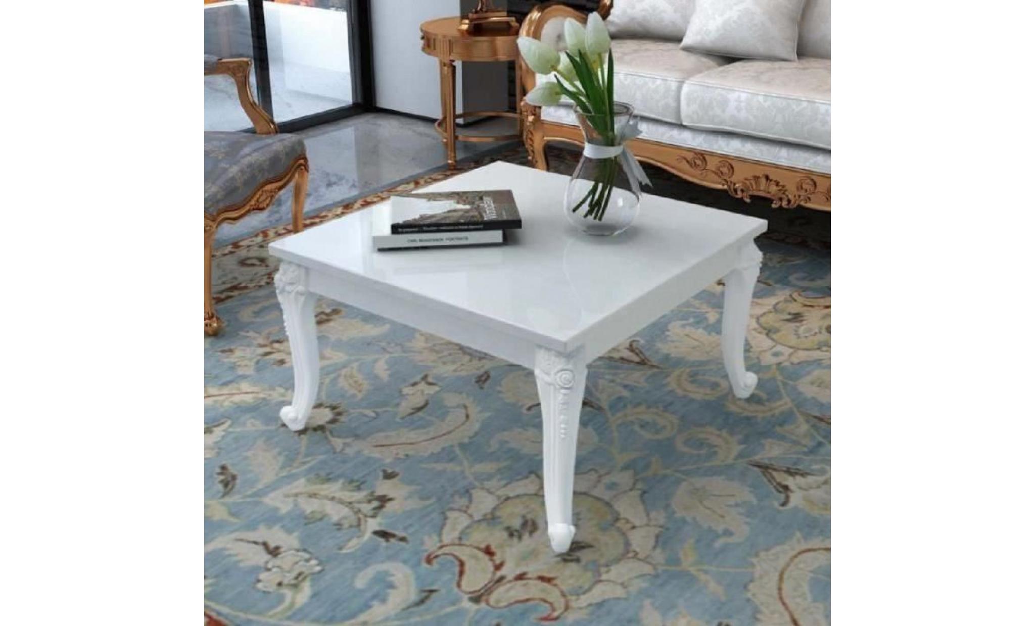 cette belle table basse carrée, laquée et blanche avec des pieds en plastique orné, a un aspect intemporel qui ajoutera pas cher