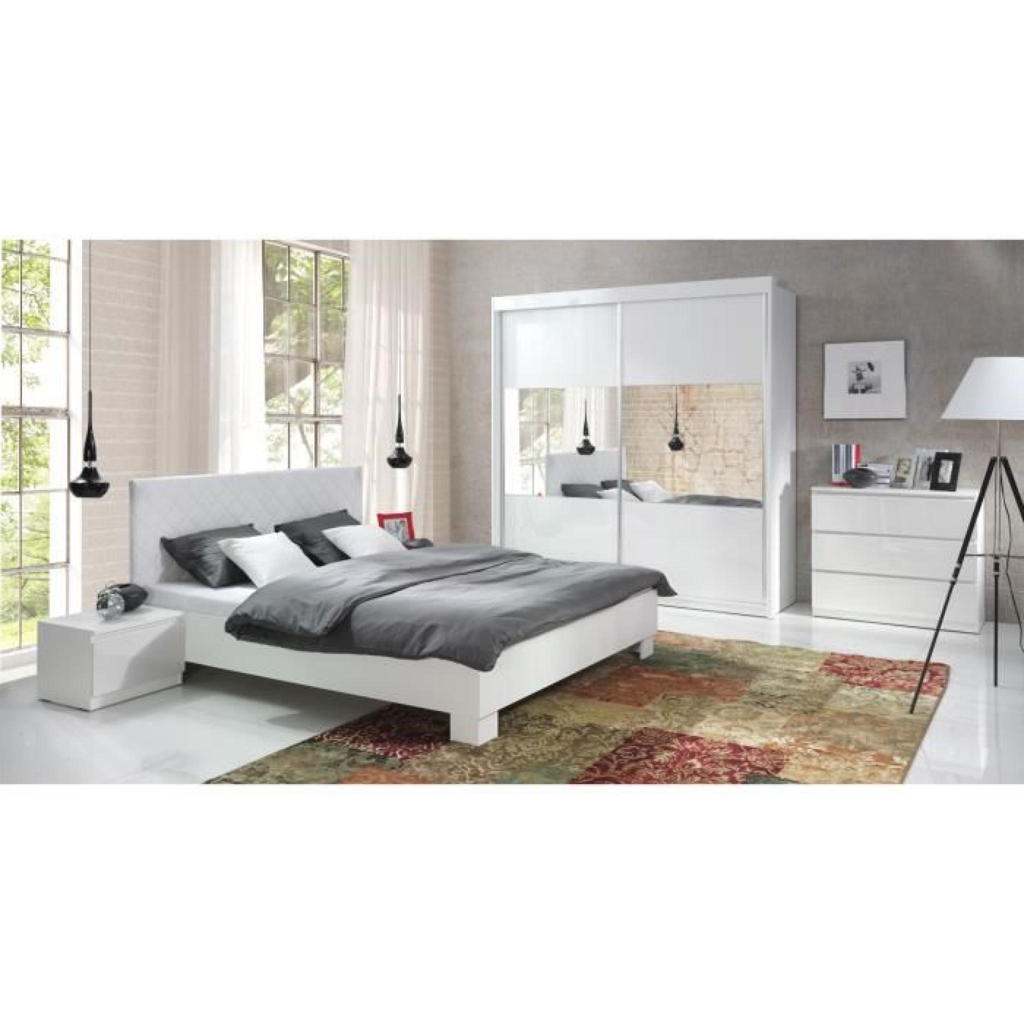Chambre à coucher complète adulte VERSUS blanche laquée. Lit + armoire + chevets + commode. Meuble design en promotion.