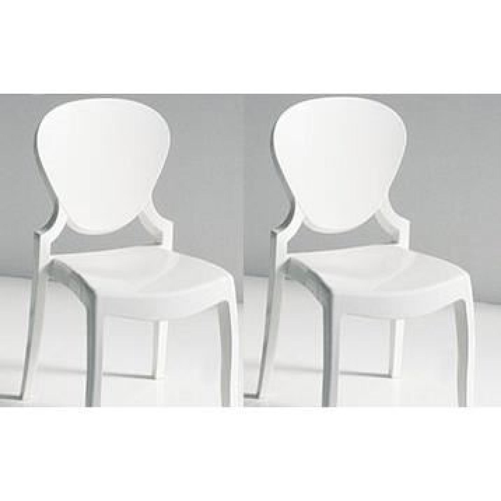 La chaise LIGHT adopte un design sobre et épuré qui lui donne un côté futuriste très tendance. Le dossier arrondie ajoute une tou...