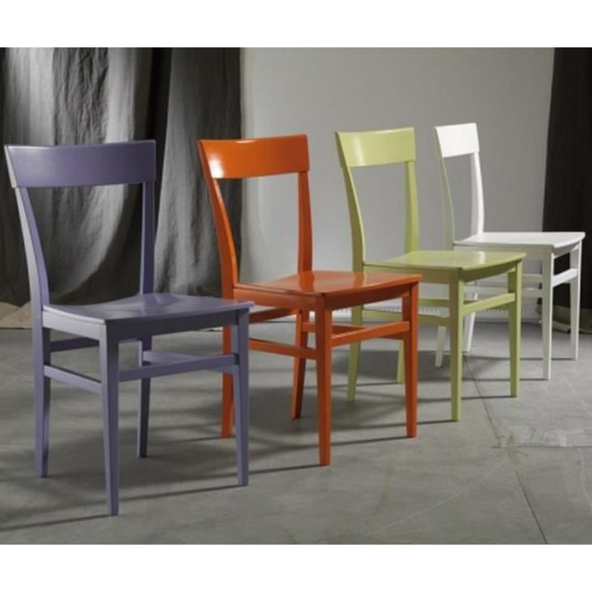 La chaise NAVIGLI apportera une ambiance bistrot chic. En effet son design à l'ancienne remis au goût du jour par ses couleurs te... pas cher