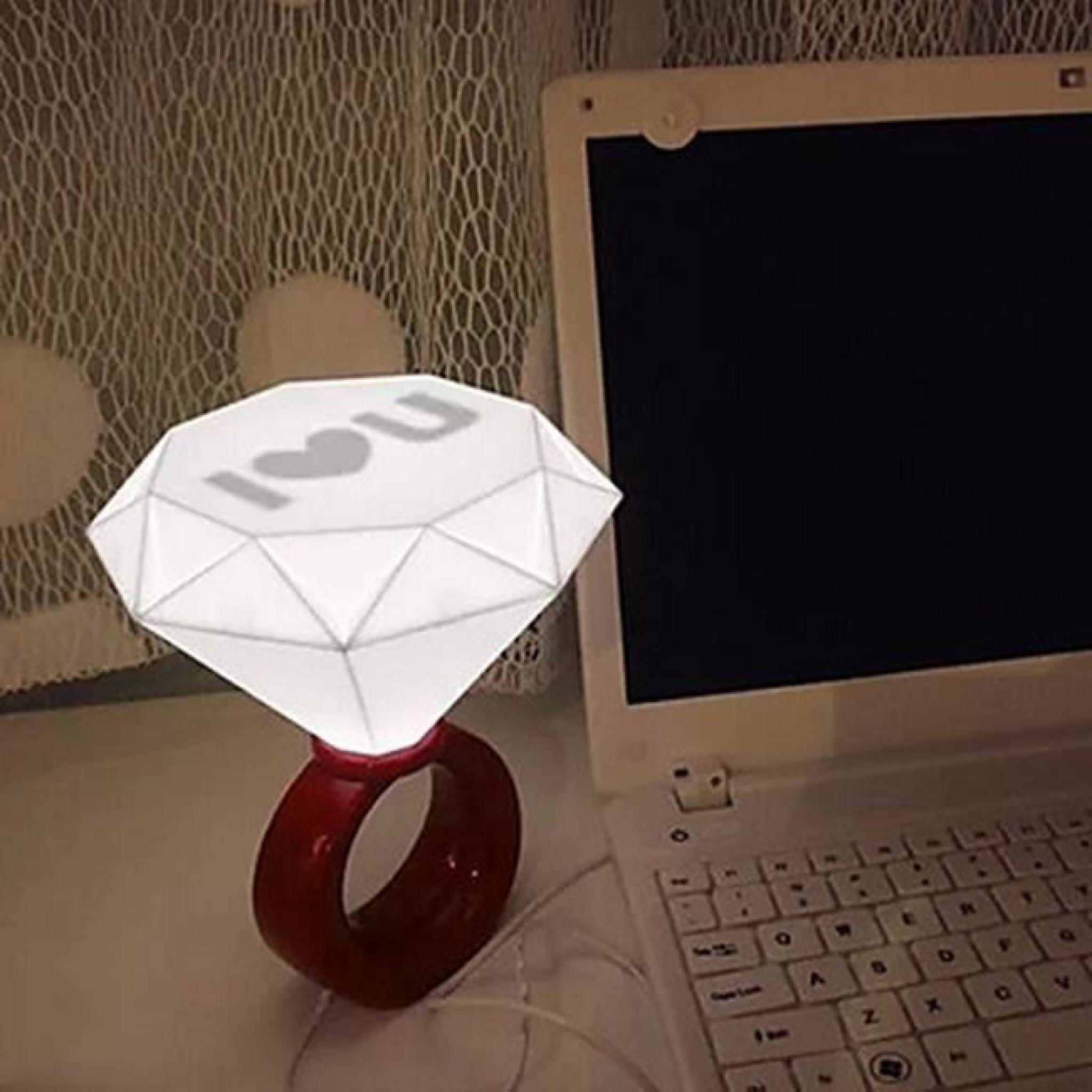 Lampe de table sous forme de diamant rouge TU