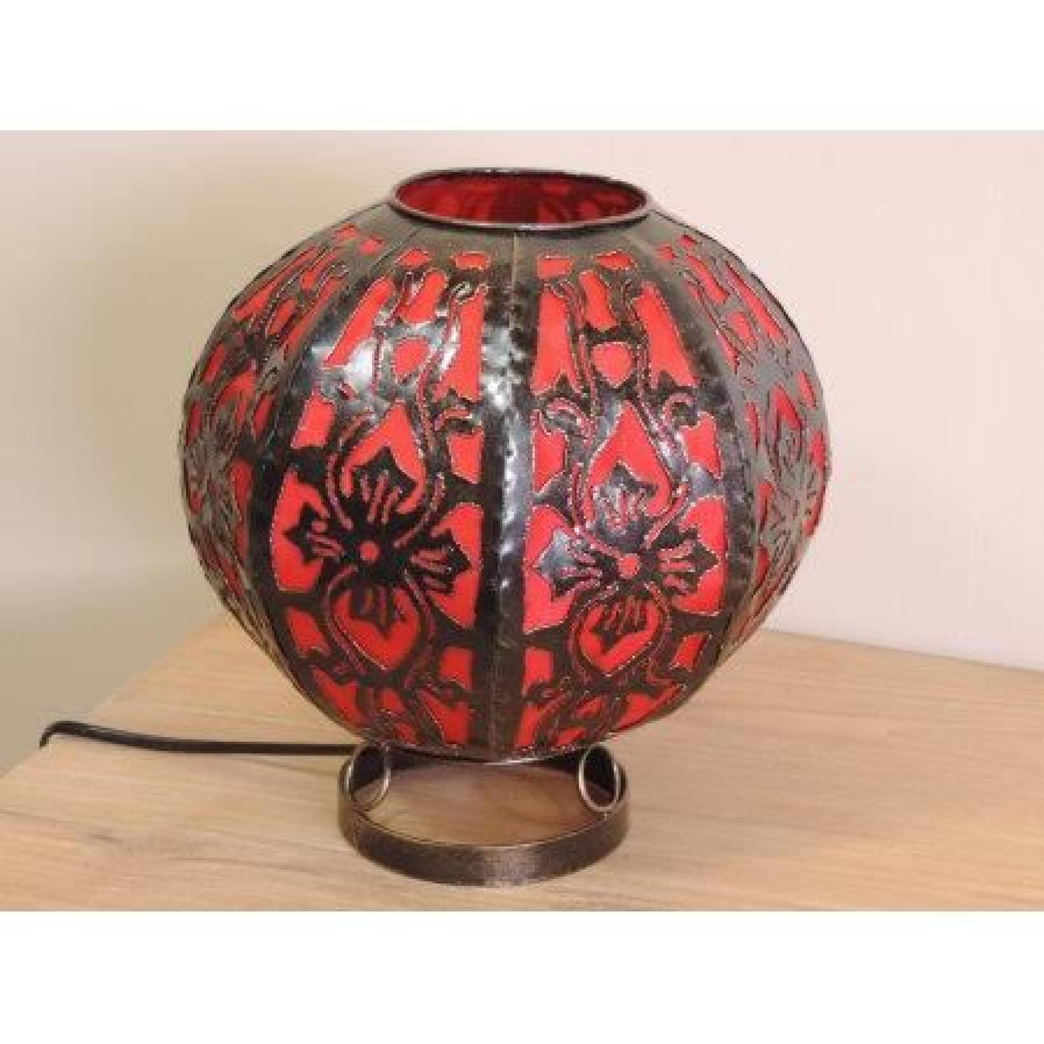 Lampe en acier sculpté ronde rouge 22 cm