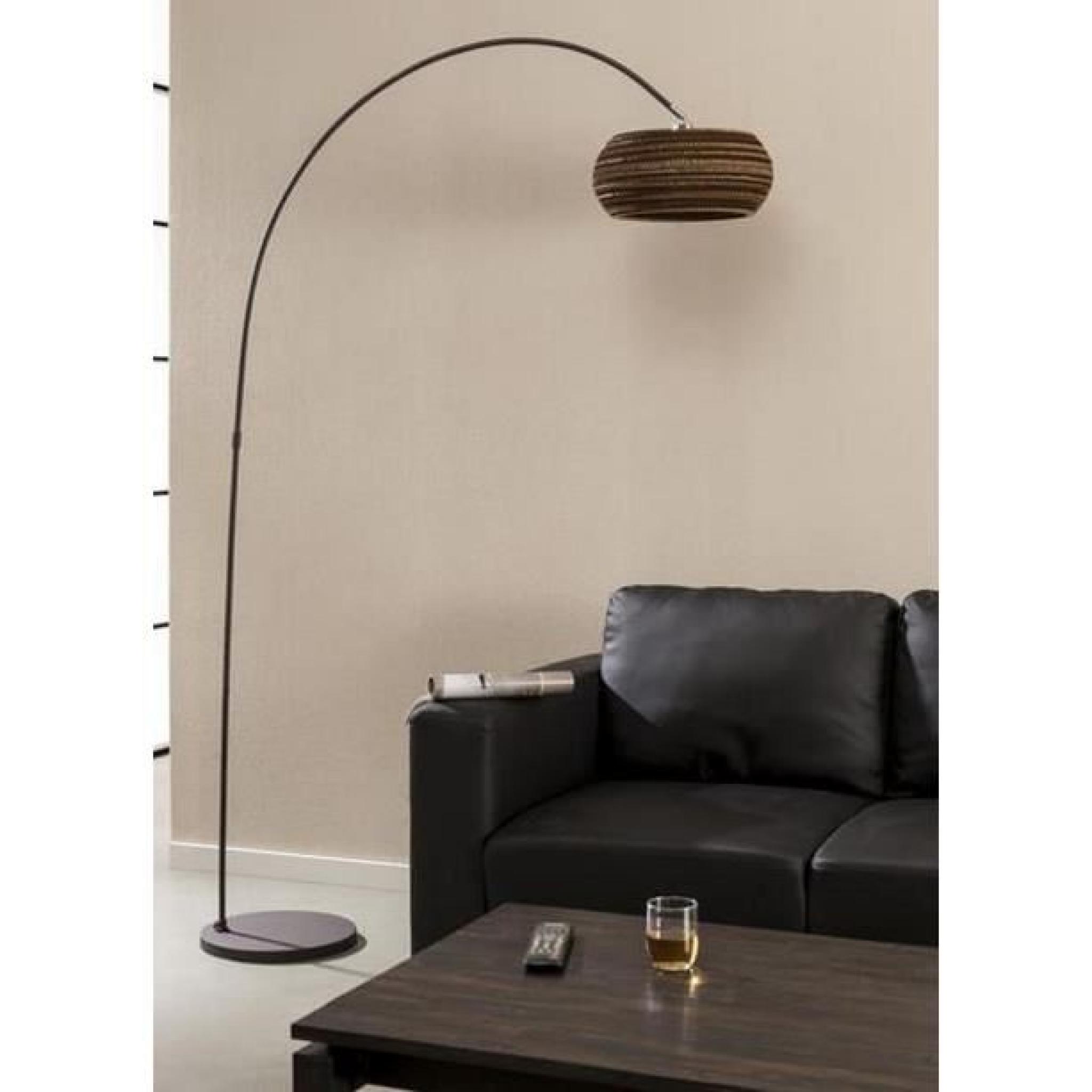 Pour un design éclatant de lumière, adoptez GOLIATE comme le lampadaire. Ce lampadaire original en acier, doté d'un abat-jour cyl...