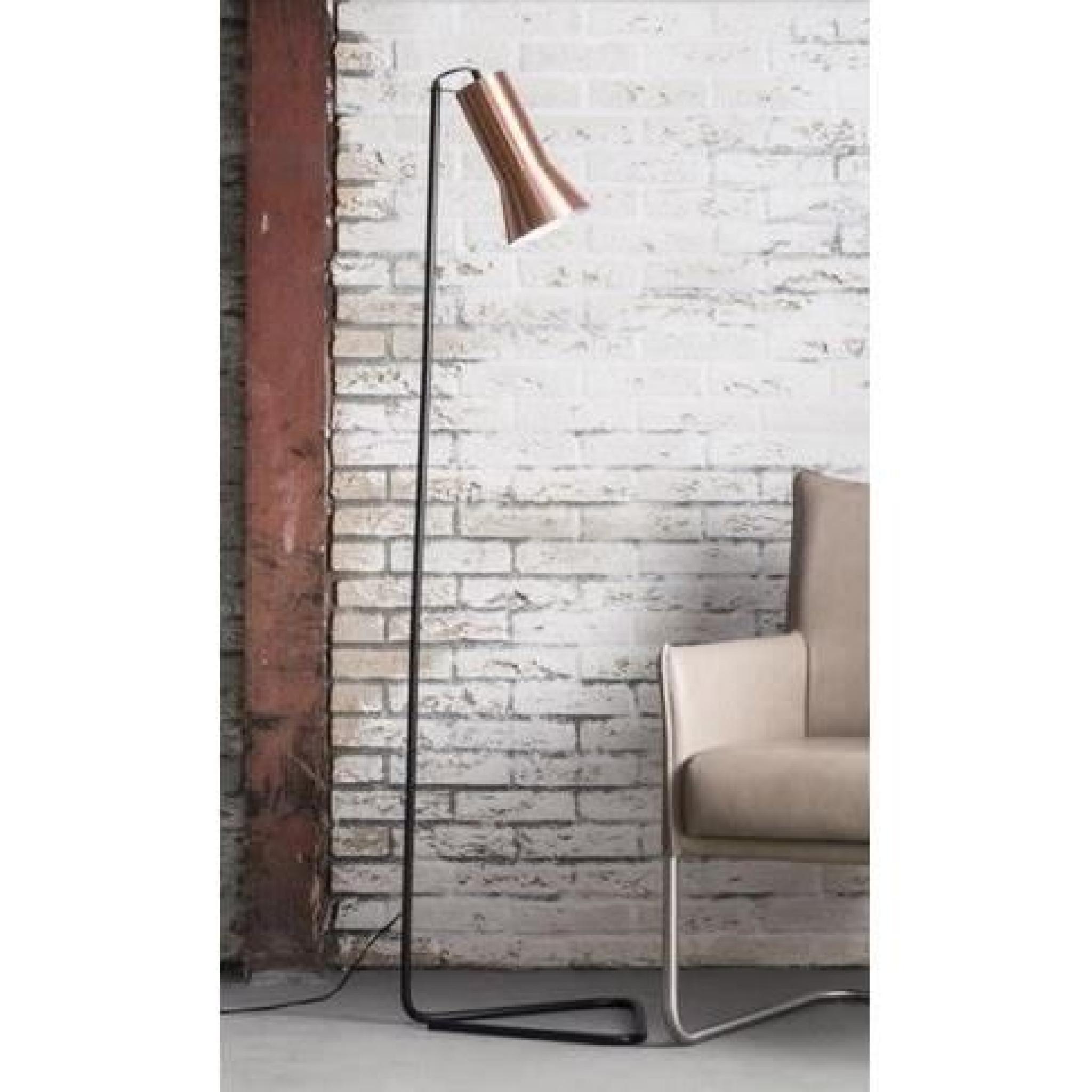 Pour un design éclatant de lumière, le lampadaire CURVO est ce qu'il vous faut. Ce lampadaire original en acier laqué noir , doté...