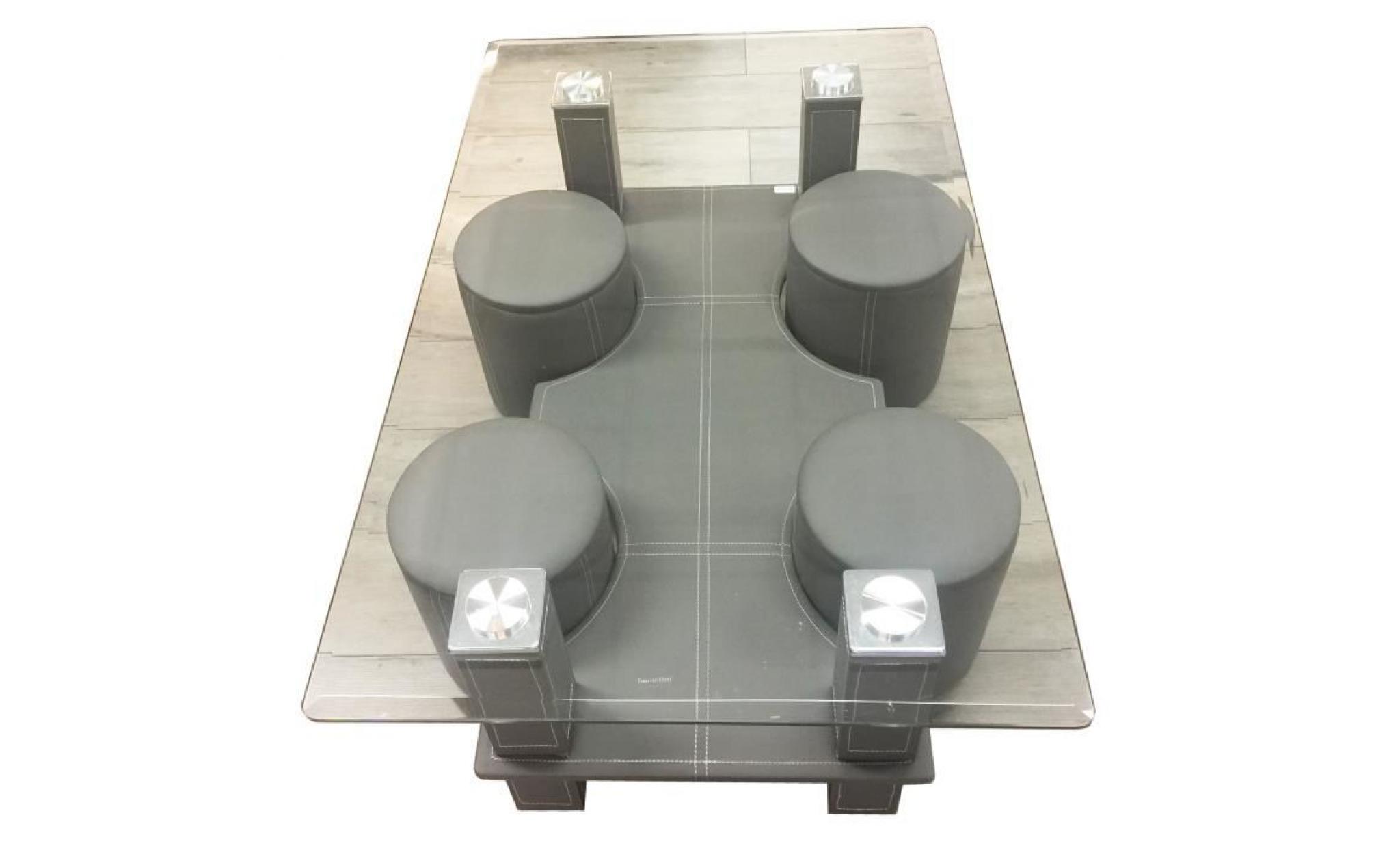 table basse grise avec 4 poufs