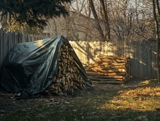Bois chauffage bâché : avantages séchage et risques