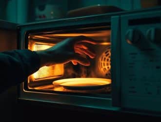 Micro onde qui gresilla à l'arrêt : Que faire tout de suite ?