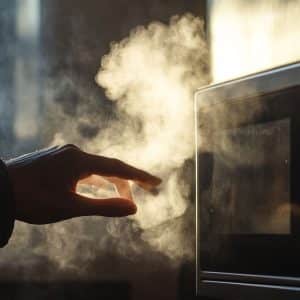 Micro-ondes qui fume : dangers et réparations urgentes