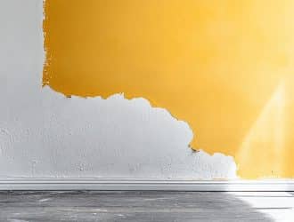 Peinture s'écaille au rouleau : erreurs techniques à éviter