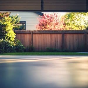 Porte garage ouvre mais ne ferme pas : diagnostic électronique