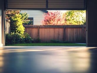 Porte garage ouvre mais ne ferme pas : diagnostic électronique