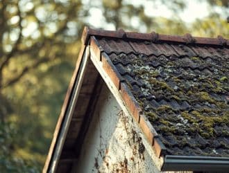 Vendre maison toit amiante : obligations et décote